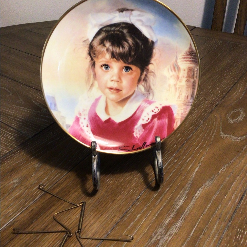 Limited “Robert Schoeller”Decorative Plate (A887) with Girl in Pink Dress